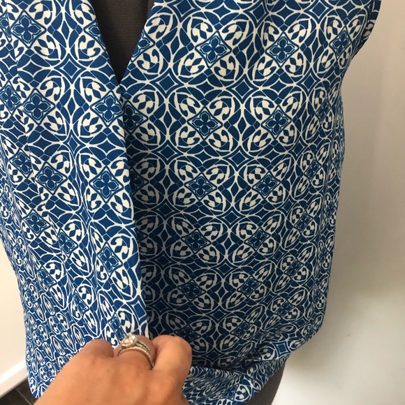 Stylish sleeveless summer blouse. - Picture 3 of 5